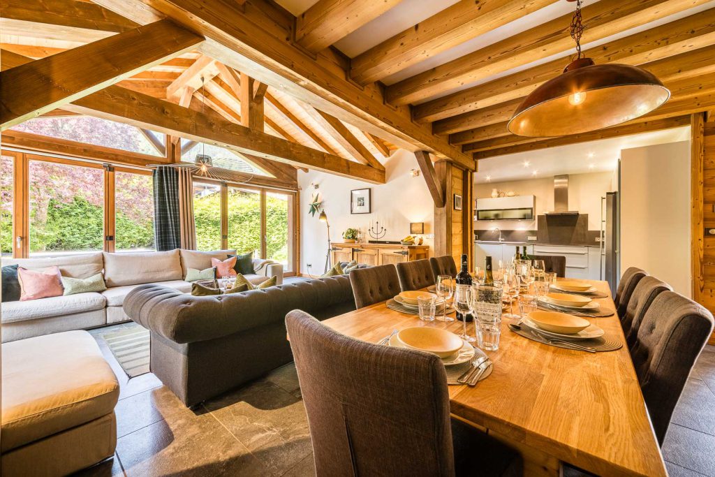 Chalet Coffy open-plan dining and living space with timber beams and modern kitchen