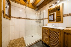 Chalet Coffy bathroom with walk-in shower and wooden vanity unit