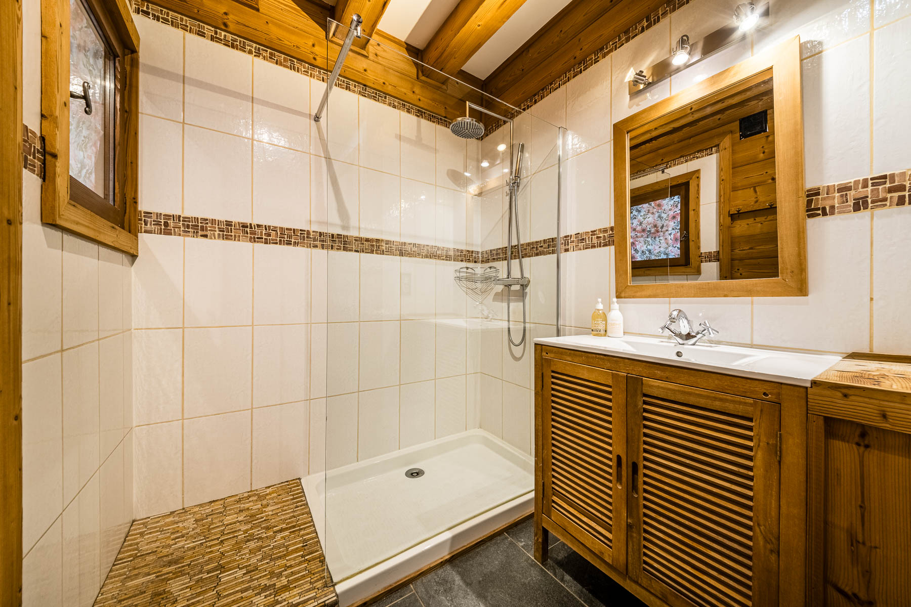 Chalet Coffy bathroom with walk-in shower and wooden vanity unit
