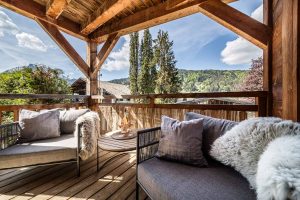 Covered balcony with mountain views at Chalet Floralies