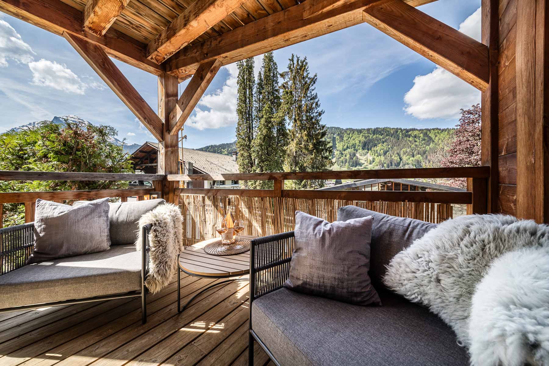 Covered balcony with mountain views at Chalet Floralies