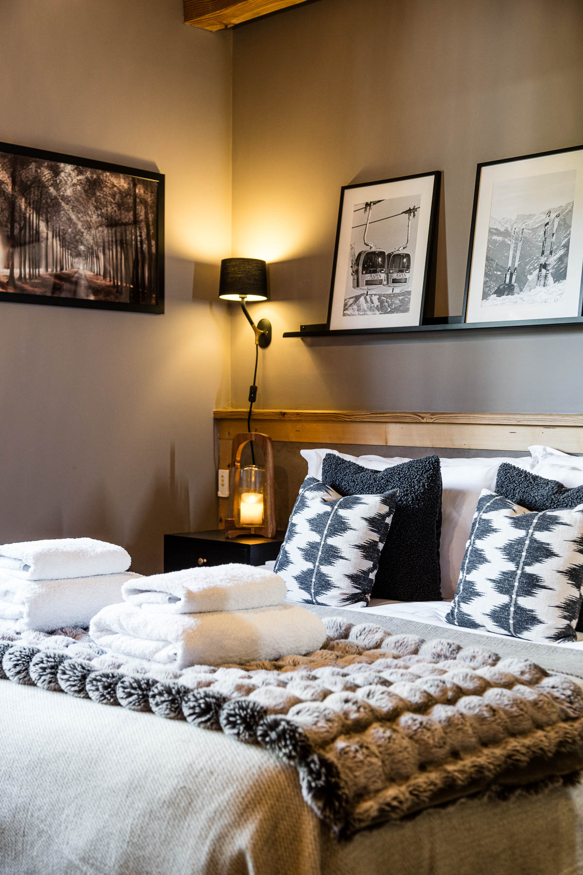Bedroom with ski artwork at Chalet Floralies