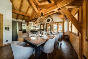 Dining table and open kitchen at Chalet Floralies