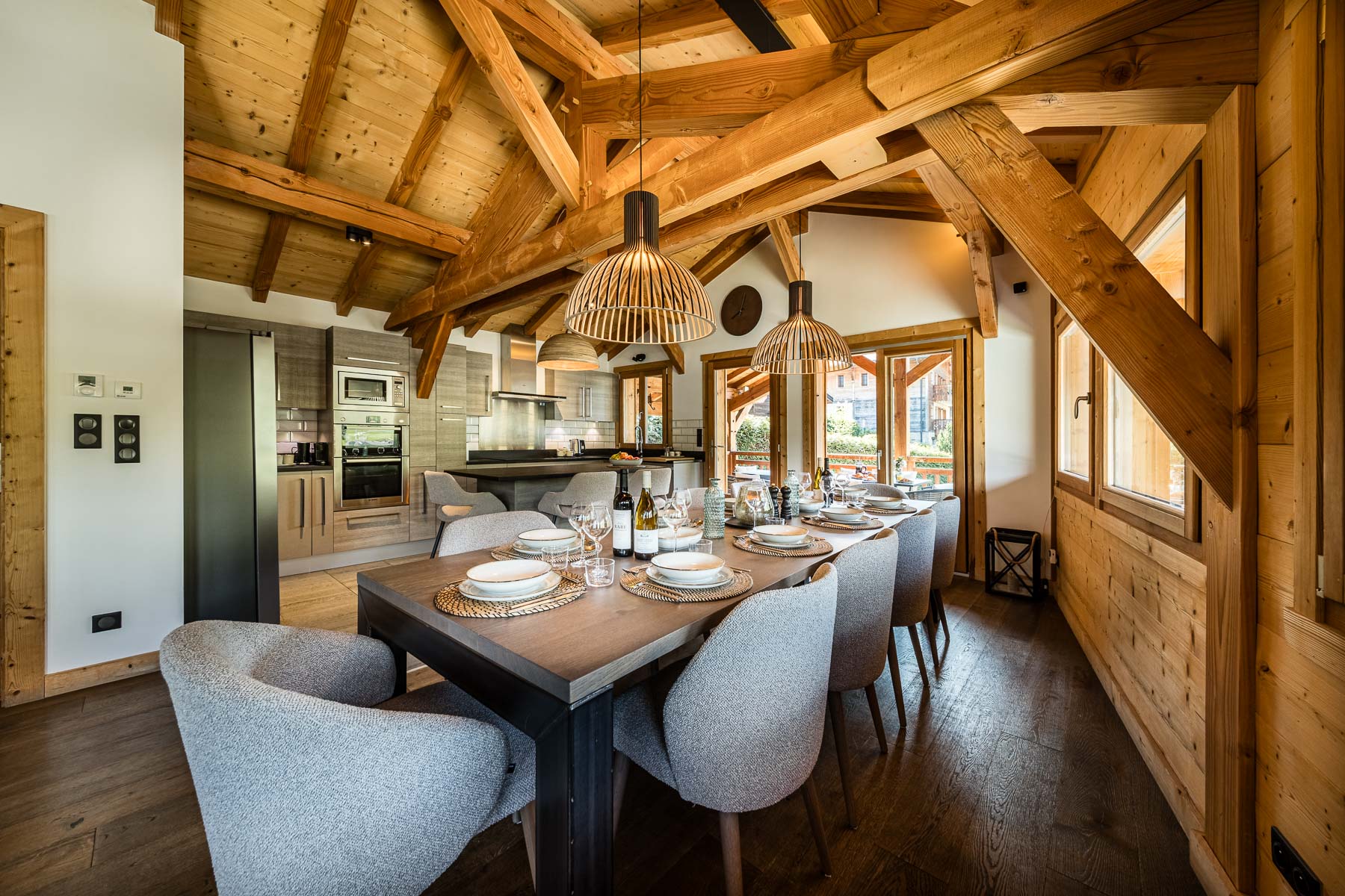 Dining table and open kitchen at Chalet Floralies