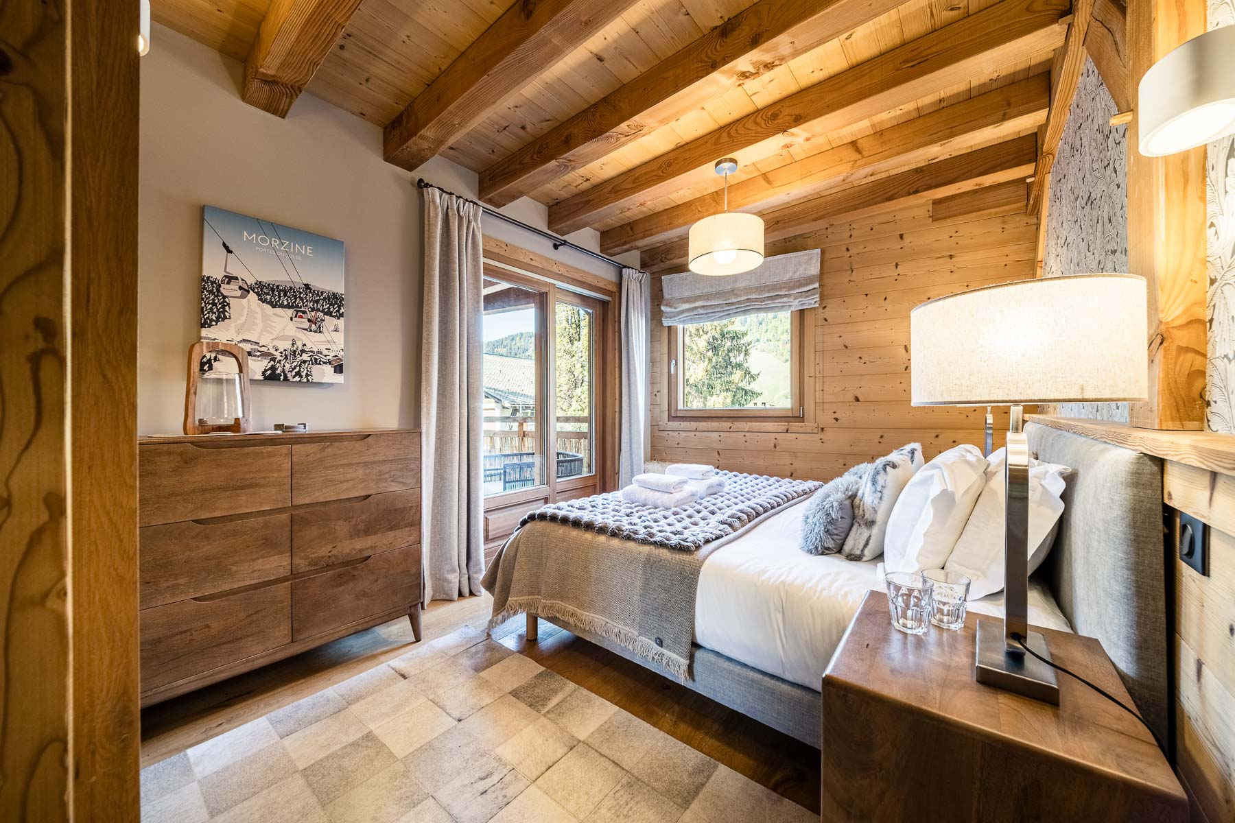 Double bedroom opening onto a balcony at Chalet Floralies