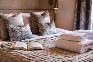 Double bedroom prepared with towels at Chalet Floralies