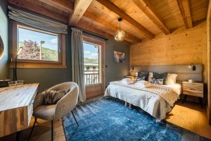 Double bedroom with desk and balcony at Chalet Floralies