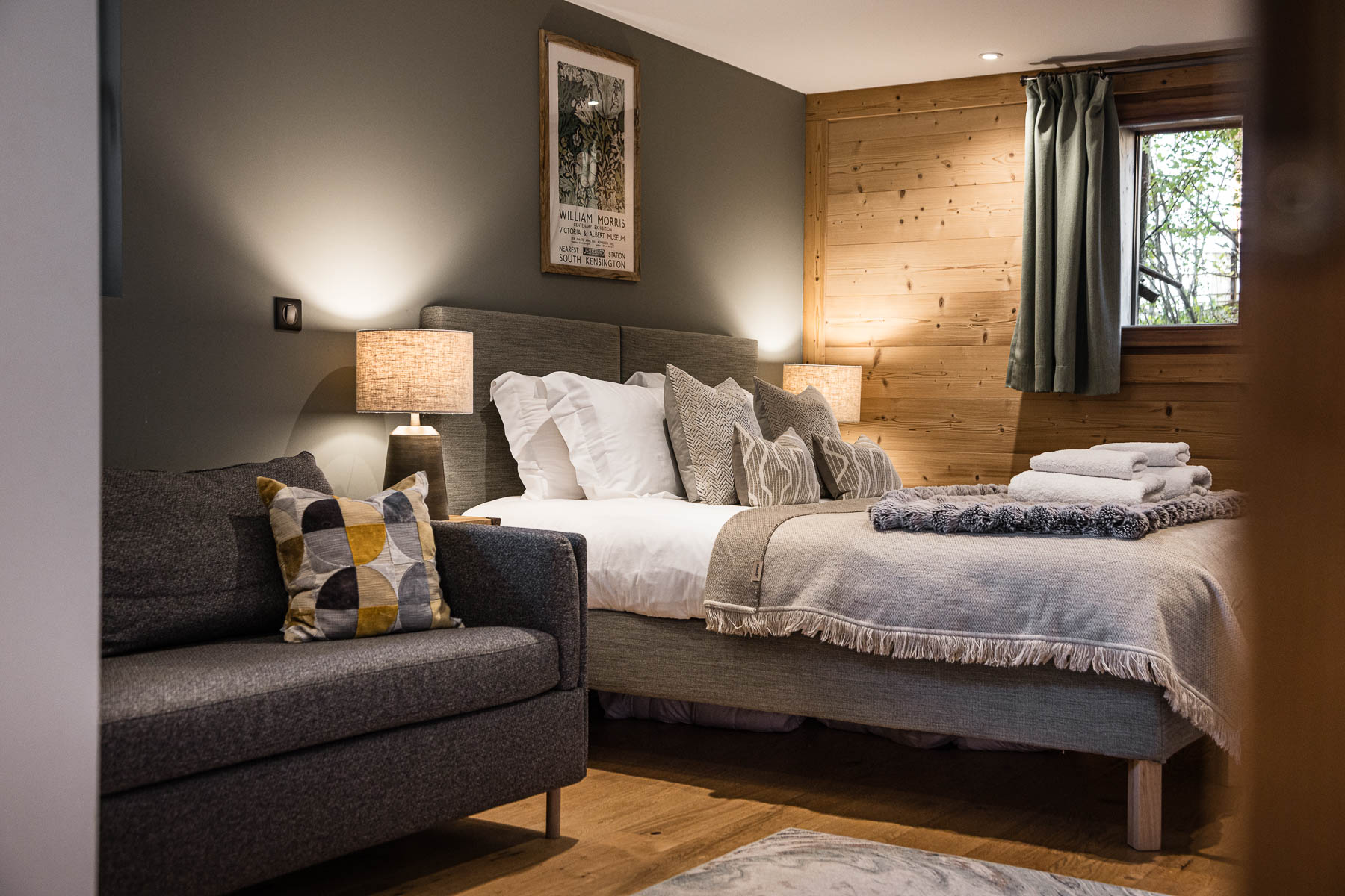 Double bedroom with seating area at Chalet Floralies