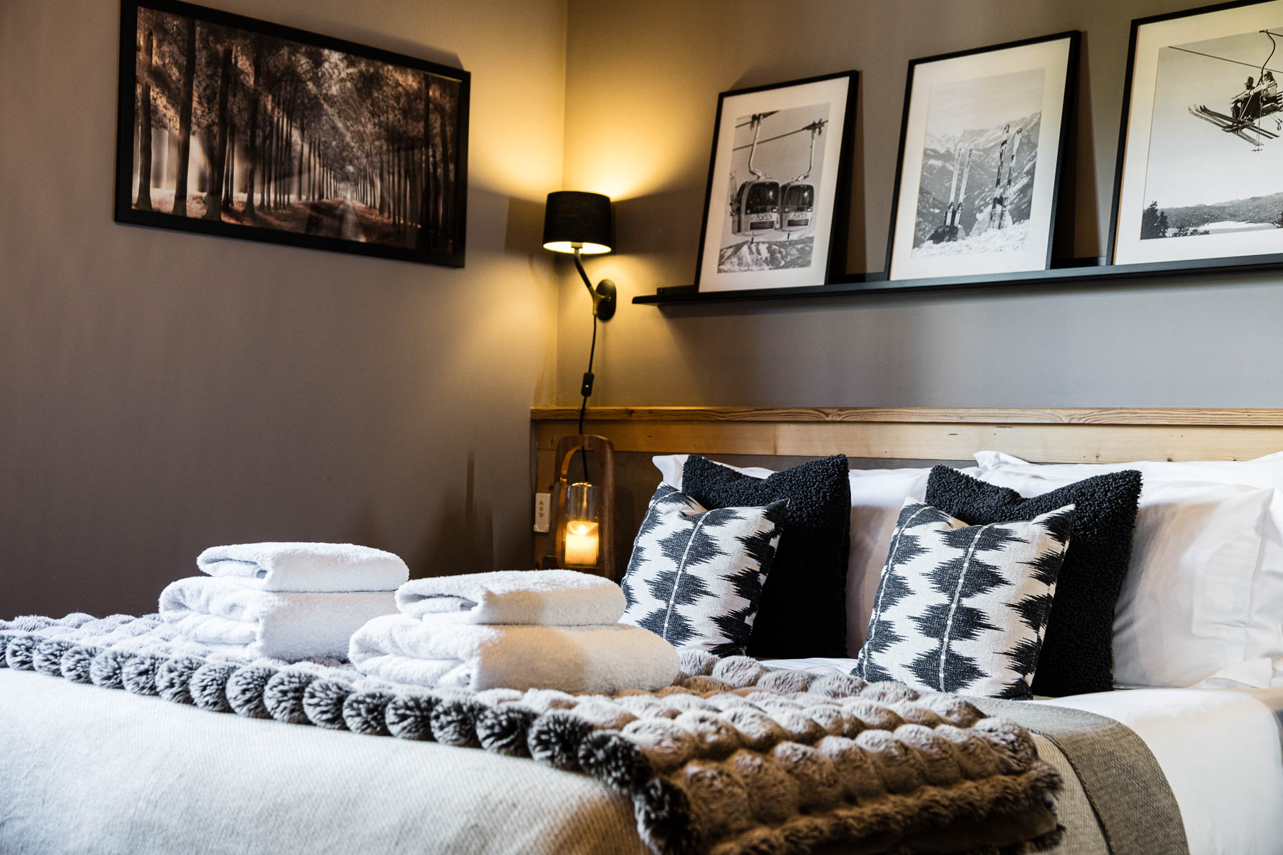Towels prepared in a double bedroom at Chalet Floralies
