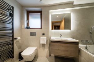 Modern family bathroom at Chalet Floralies