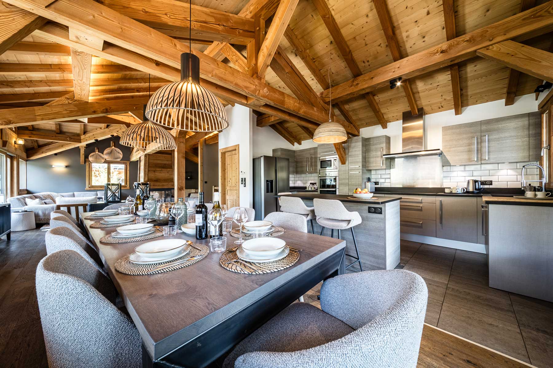 Open-plan dining area and kitchen at Chalet Floralies