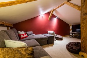 Living room with sofas and television at Chalet La Grange