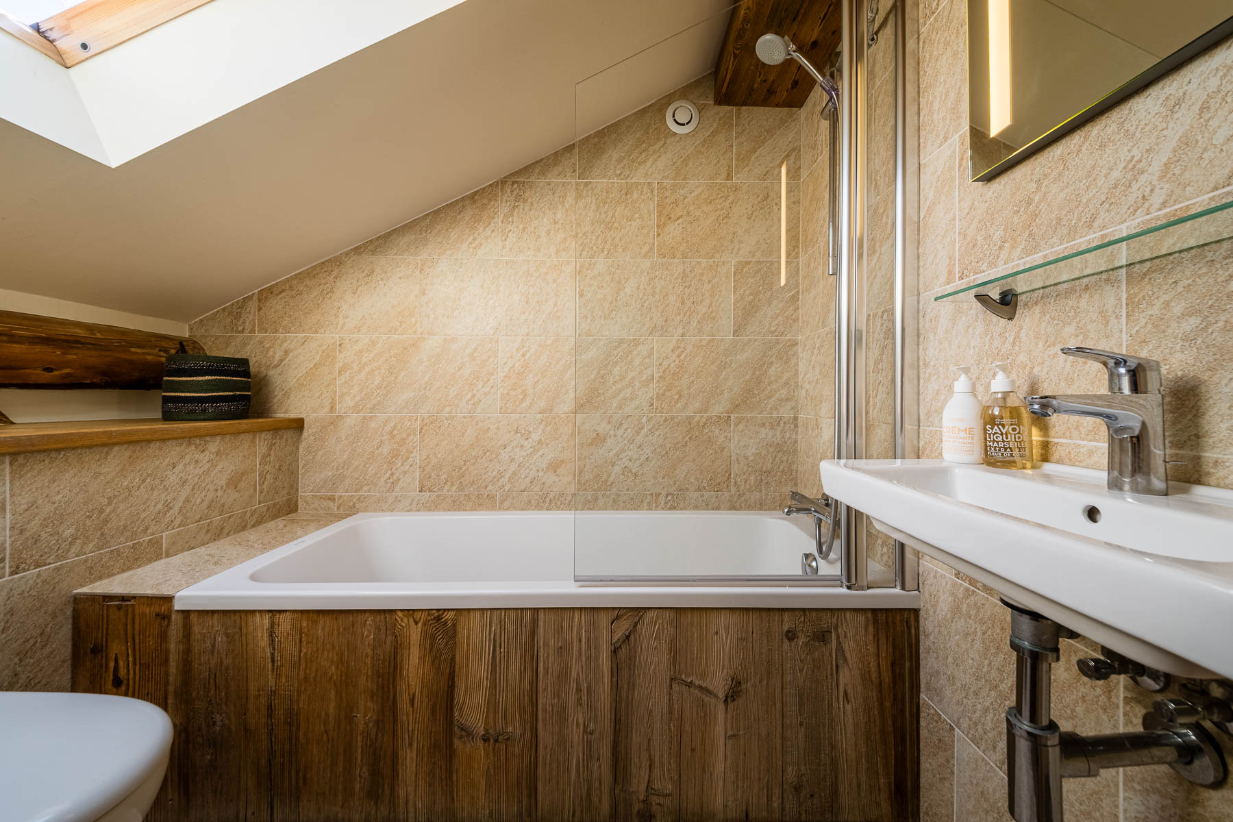 Loft bathroom with bath and shower at Chalet La Grange